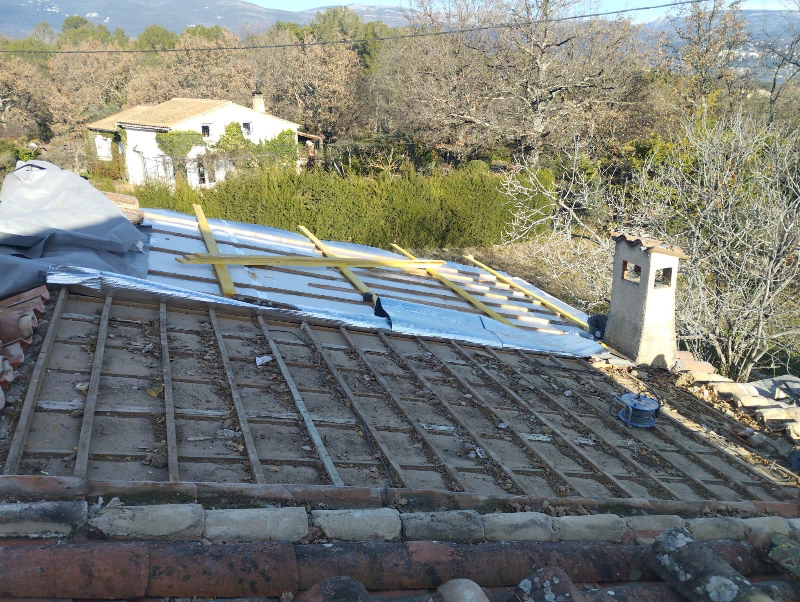 Couvreur au travail à Mont-l’Évêque